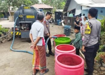 Polisi di Lombok Tengah Bantu Warga Air Bersih