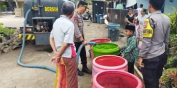 Polisi di Lombok Tengah Bantu Warga Air Bersih