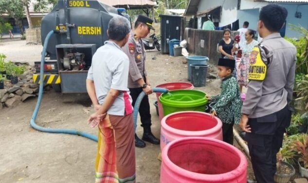 Polisi di Lombok Tengah Bantu Warga Air Bersih