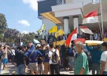 Tolak Tambang Pasir Warga Demo Kantor DPRD Lombok Timur