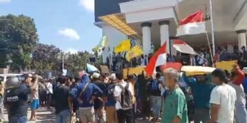 Tolak Tambang Pasir Warga Demo Kantor DPRD Lombok Timur