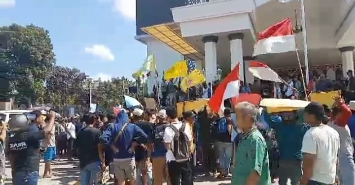 Tolak Tambang Pasir Warga Demo Kantor DPRD Lombok Timur