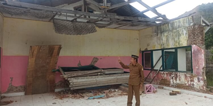 Bangunan Sekolah Rusak, Murid SD2 Sembalun Bumbung Belajar di Ruang Kelas Darurat