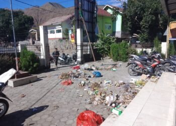 Luapkan Kemarahan, Warga Sembalun Lawang  Buang Sampah di Halaman Kantor Desa