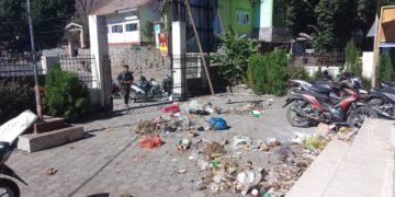 Luapkan Kemarahan, Warga Sembalun Lawang  Buang Sampah di Halaman Kantor Desa
