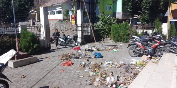 Luapkan Kemarahan, Warga Sembalun Lawang  Buang Sampah di Halaman Kantor Desa