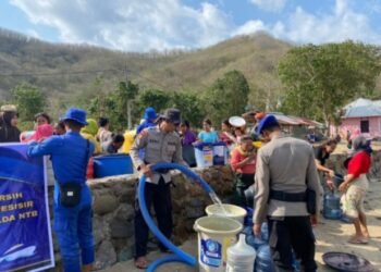 Dampak Kemarau, Polairud NTB Bantu Air Bersih di Kecamatan Sekotong Lombok Barat