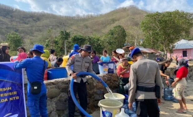 Dampak Kemarau, Polairud NTB Bantu Air Bersih di Kecamatan Sekotong Lombok Barat