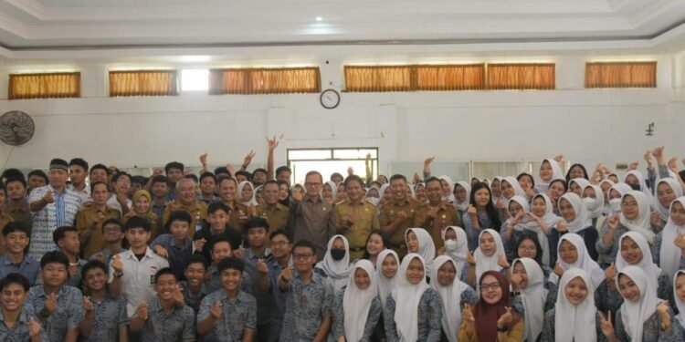 PJ Gubernur NTB bersama Wamendagri berikan motivasi kepada siswa SMAN 1 Mataram