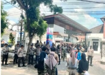 Pertanyakan Anggaran 41 Miliar, Mahasiswa Lotim Demo KPU Lombok Timur