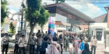 Pertanyakan Anggaran 41 Miliar, Mahasiswa Lotim Demo KPU Lombok Timur