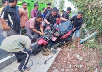 Nyeruduk Pembatas Jalan, Bule Jerman Dilarikan Ke RSUD
