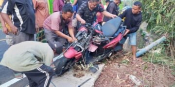 Nyeruduk Pembatas Jalan, Bule Jerman Dilarikan Ke RSUD