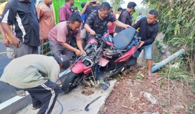 Nyeruduk Pembatas Jalan, Bule Jerman Dilarikan Ke RSUD