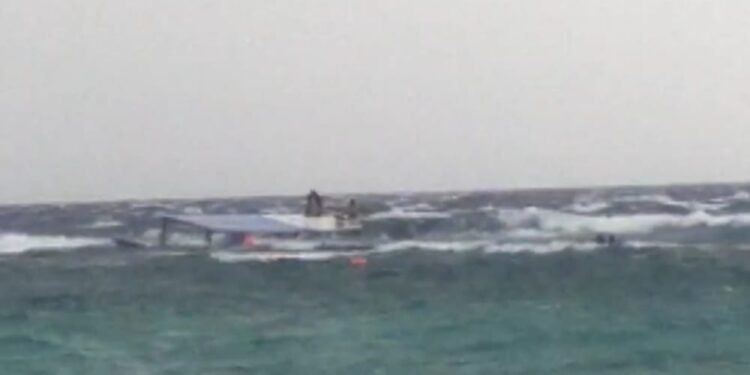 Dihantam Gelombang Tinggi, Boat Diving Pengangkut Penyelam Karam di Gili Trawangan