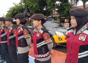 Ditsamapta Polda NTB Sisir Pantai Penghulu Agung Ampenan