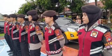 Ditsamapta Polda NTB Sisir Pantai Penghulu Agung Ampenan