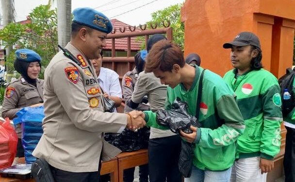 Ratusan Ojek Online di Mataram Dapat  Sarapan Gratis dari Bid PropamPolda NTB