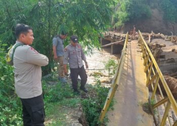 Jembatan penghubung Desa Gumantar dan  Selengan Terputus