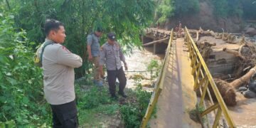 Jembatan penghubung Desa Gumantar dan  Selengan Terputus