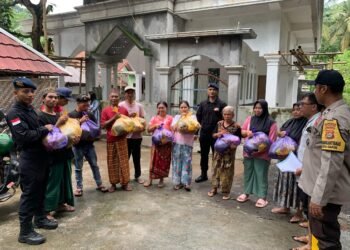 Tim Siaga Tanggap Bencana Brimob Polda NTB Sigap Bantu Warga Terdampak Banjir