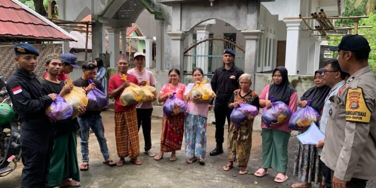 Tim Siaga Tanggap Bencana Brimob Polda NTB Sigap Bantu Warga Terdampak Banjir