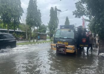 Tim Samapta Sigap Bantu Korban Banjir di Mapak Mataram