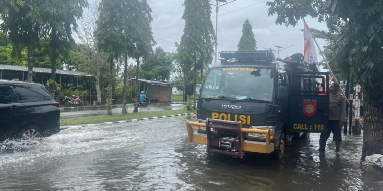 Tim Samapta Sigap Bantu Korban Banjir di Mapak Mataram