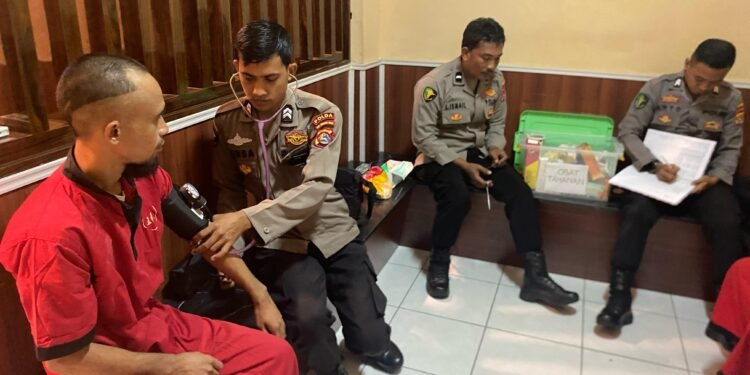 Awal Ramadhan Tahanan Polda NTB Dibagikan Vitamin Gratis