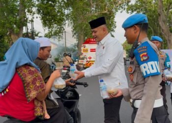 Berbagi Rezeki di Bulan Ramadhan, Bid propam Bagi Takjil untuk Pengendara Motor