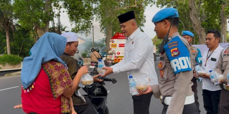 Berbagi Rezeki di Bulan Ramadhan, Bid propam Bagi Takjil untuk Pengendara Motor