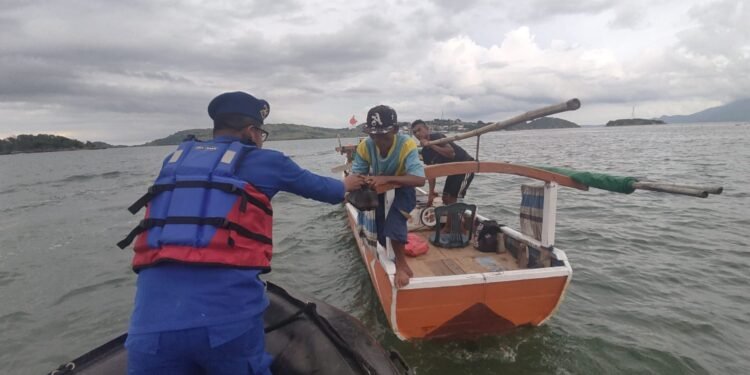 Polda NTB Bagi Sembako untuk Nelayan Mapak Mataram dan  Sape Bima