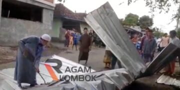 Angin Kencang Terbangkan Atap Sebuah Rumah Mewah di Desa Kalijaga