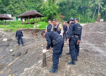 Peluru Meriam Ditemukan Warga, Tim Gegana Polda NTB Langsung Bertindak