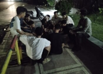 Nongkrong Bawa Sajam, sekelompok Anak Muda di Mataram Dibubarkan Polisi