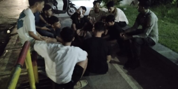 Nongkrong Bawa Sajam, sekelompok Anak Muda di Mataram Dibubarkan Polisi