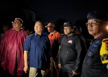 Brimob Polda NTB Bantu Proses Evakuasi Korban Banjir di Perumahan Riverside