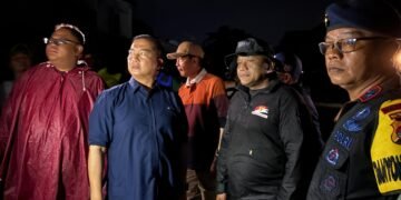 Brimob Polda NTB Bantu Proses Evakuasi Korban Banjir di Perumahan Riverside