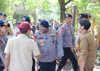 Brimob Polda NTB Berjibaku Bantu Korban Banjir Mataram