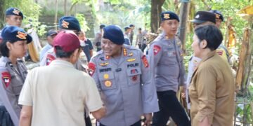 Brimob Polda NTB Berjibaku Bantu Korban Banjir Mataram