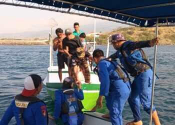 Ditpolairud Polda NTB Selamatkan 5 Nelayan Korban Kapal Tenggelam di Selat Alas