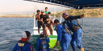 Ditpolairud Polda NTB Selamatkan 5 Nelayan Korban Kapal Tenggelam di Selat Alas