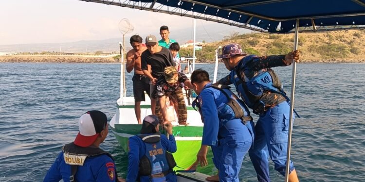 Ditpolairud Polda NTB Selamatkan 5 Nelayan Korban Kapal Tenggelam di Selat Alas