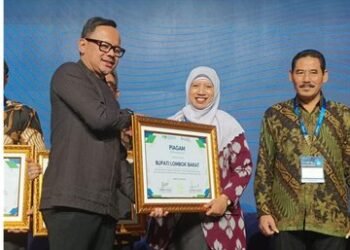 Peduli pada Pengembangan BUMD Air Minum, Bupati Lombok Barat Raih Penghargaan Pada Forum