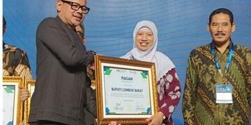 Peduli pada Pengembangan BUMD Air Minum, Bupati Lombok Barat Raih Penghargaan Pada Forum