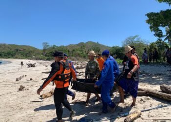Pemancing asal Kembang Kuning Tewas Tergulung Ombak, Tim PolAirud Polda NTB Berhasil Evakuasi Korban