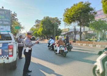 Dirlantas Polda NTB Edukasi Masyarakat Tertib dan Aman  Berlalu Lintas di Jalan Raya