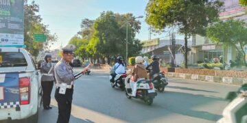 Dirlantas Polda NTB Edukasi Masyarakat Tertib dan Aman  Berlalu Lintas di Jalan Raya