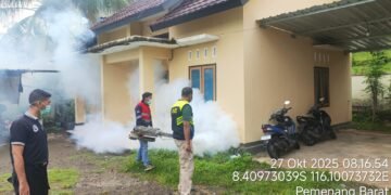 Biddokkes Polda NTB Semprot Sarang Nyamuk Demam Berdarah di Wilayah Pemenang dan Tanjung