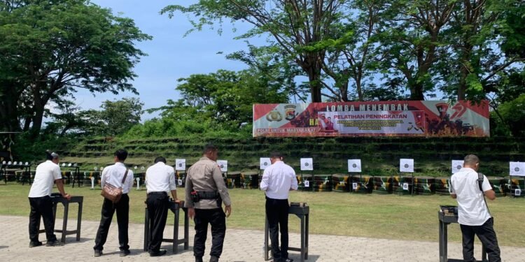 Sebanyak  65 Personil Diresnarkoba Polda NTB Gelar Latihan Menembak
